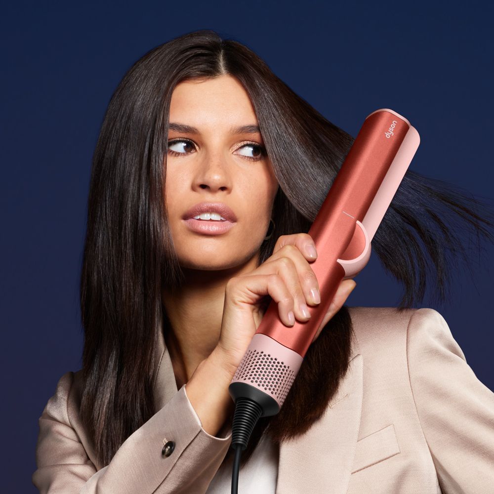 Pourquoi le Dyson Airstrait Strawberry Édition Limitée est l’appareil cheveux à ne pas manquer en 2025 ?